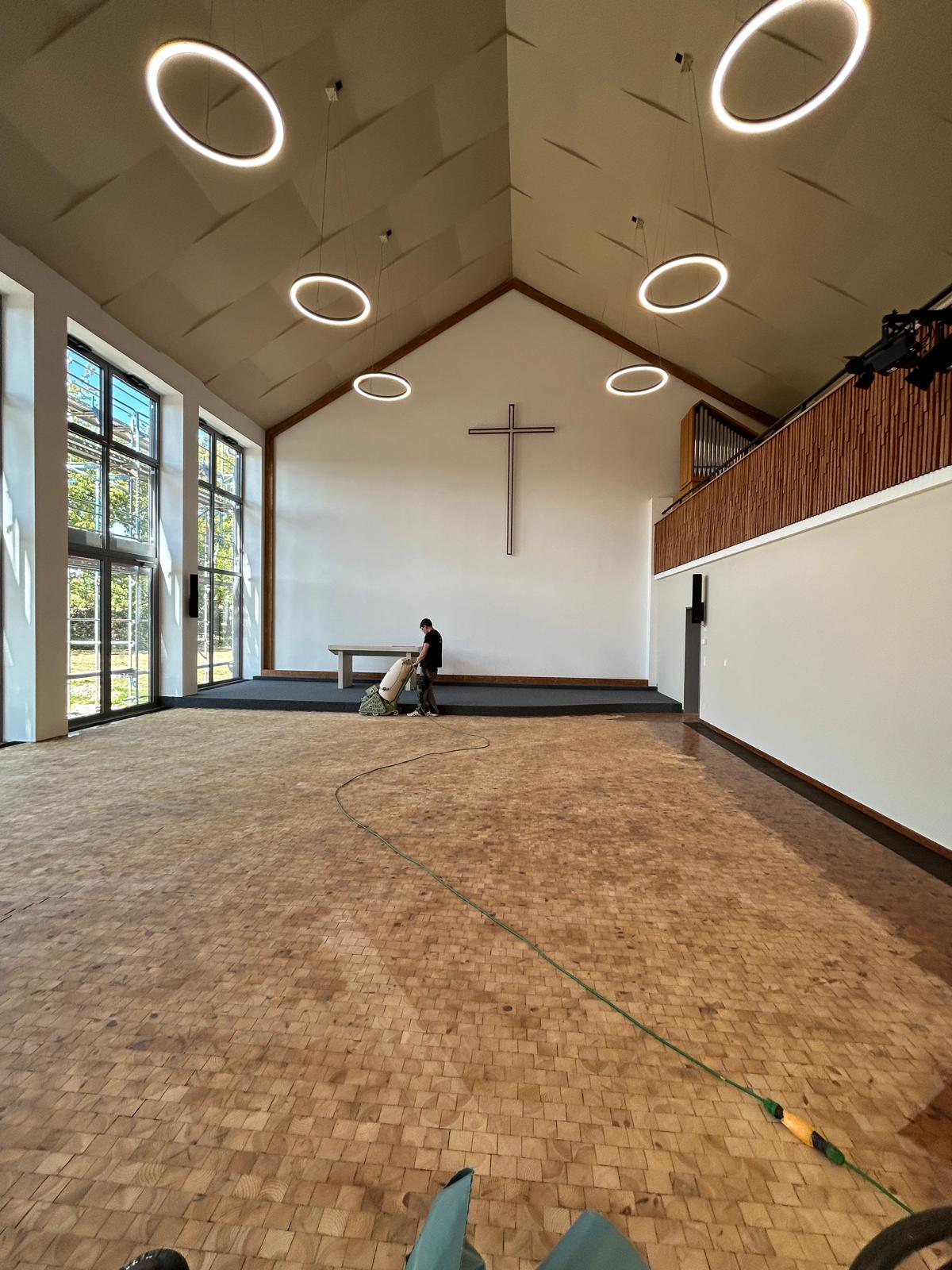 Neue Lampen im Kirchsaal (1)